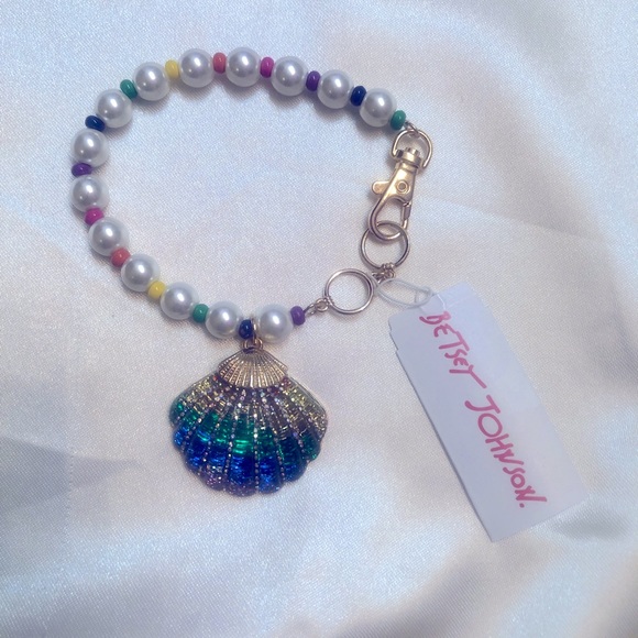 Betsey Johnson Gold Tone & Faux Pearl Betsey’s Beach Bracelet Seashell Charm NWT - Picture 5 of 12